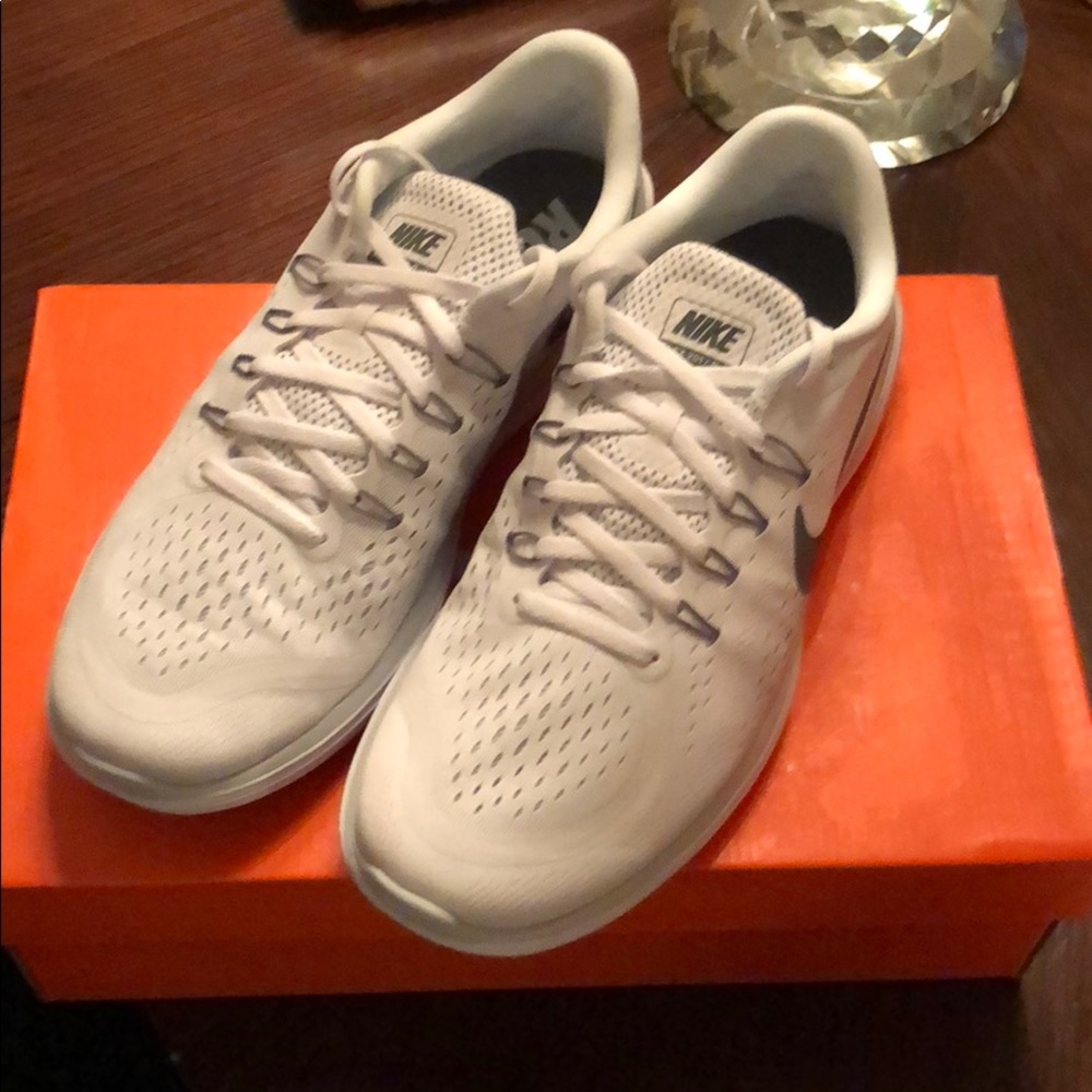 BRAND NEW men’s Nike white flex 2017 rn